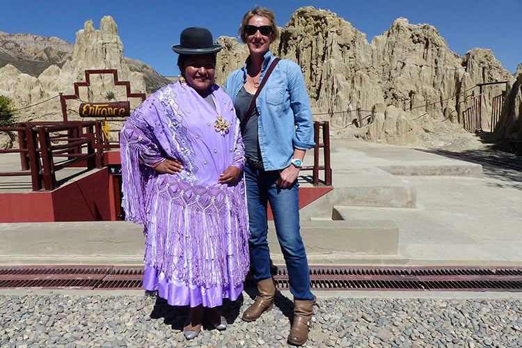 A Cholita and Suewherewhywhat pose for a photo, Bolivia